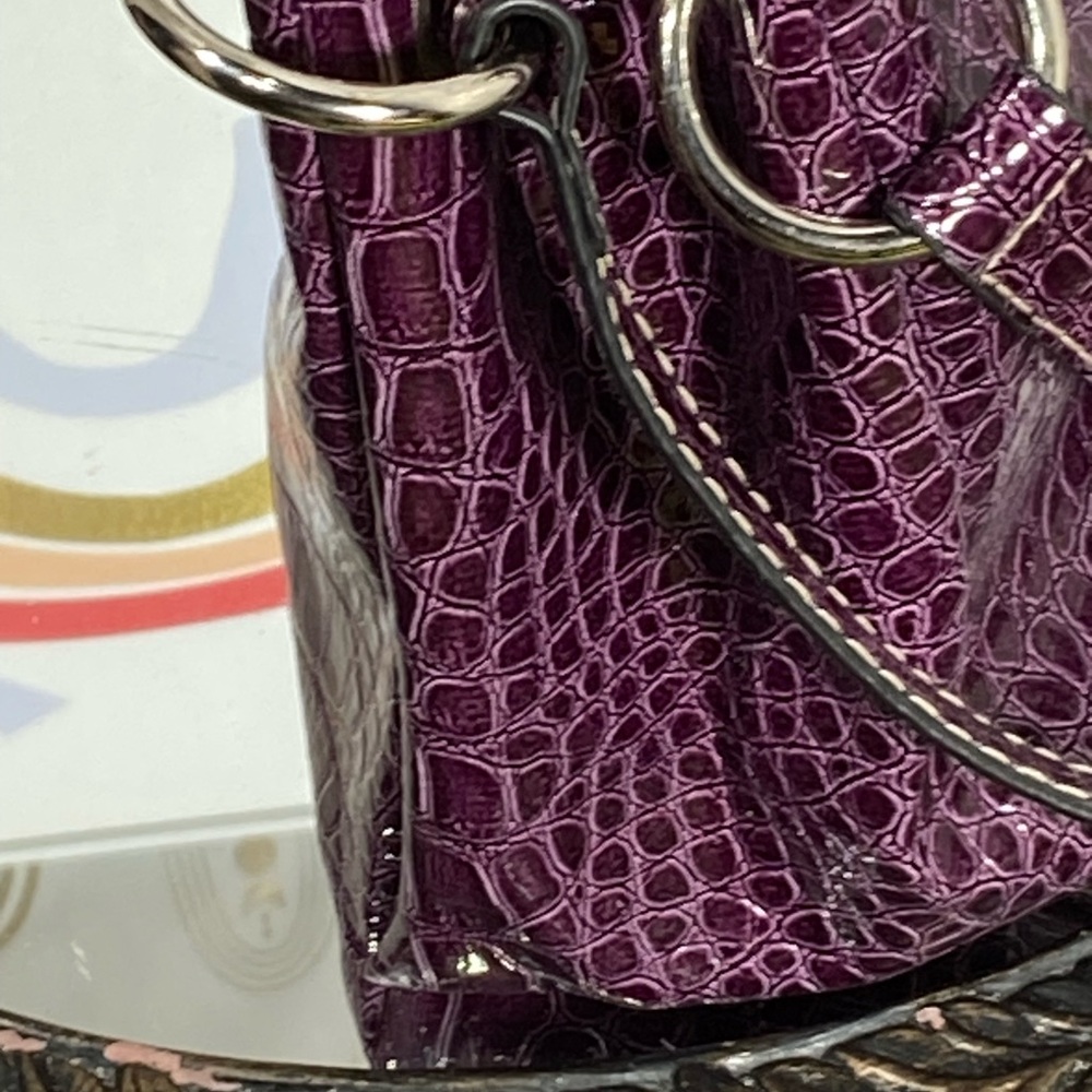 Elegant Crocodile-Embossed Shoulder Bag in Rich Purple - Picture 4 of 10